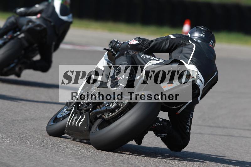 /Archiv-2022/06 15.04.2022 Speer Racing ADR/Gruppe gelb/backside